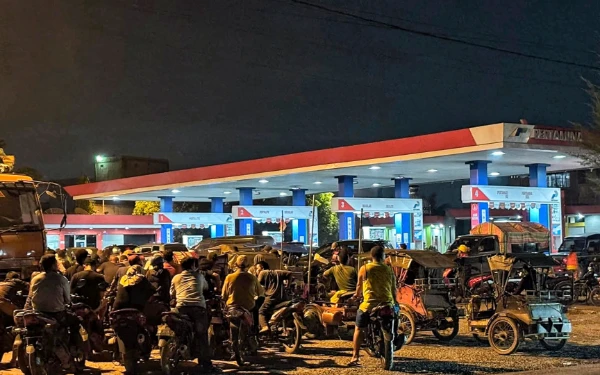 Thumbnail Berita - Warga Rantauprapat Antri SPBU hingga 4 Jam, Distribusi Telat Dampak Bencana
