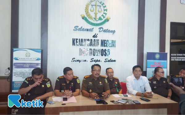 Thumbnail Berita - Dana Desa Raib Rp2,2 Miliar, Eks Kades dan Bendahara Padasan Bondowoso Digiring Jadi Tersangka