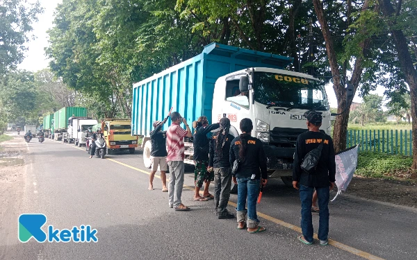 Thumbnail Berita - Laskar Pantura Daendels dan Warga Turun Jalan Paksa Truk Muat Material Pasang Terpal di Gresik