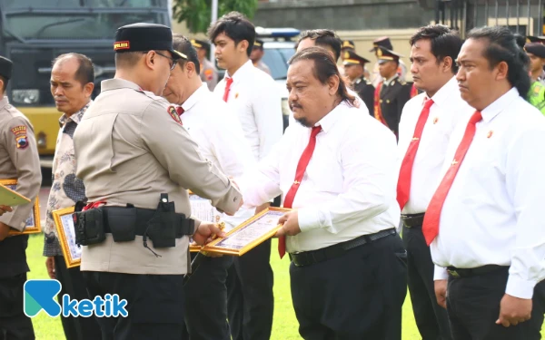 Thumbnail Berita - Gerak Cepat! 11 Personel Resmob Polres Brebes Terima Penghargaan Usai Ungkap Kasus Pembunuhan Driver Taksi Online