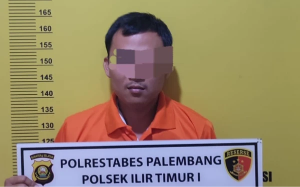 Thumbnail Berita - Viral Pria Banting Kekasih di Depan Salon, Pelaku Langsung Diciduk Polisi