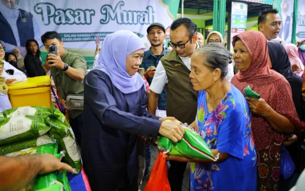 Thumbnail Berita - Pasar Murah Ke-286 Pemprov Jatim di Sawotratap Sidoarjo Diserbu Warga, Hujan Mengguyur Tetap Ramai!