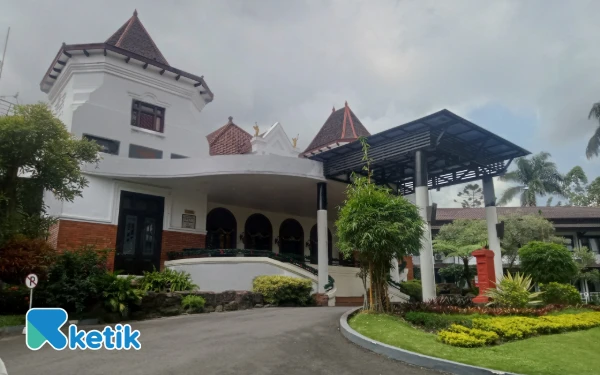 Thumbnail El Hotel Kartika Wijaya, penginapan heritage di Kota Batu tampak depan. (Foto: Aliyah/Ketik.com)