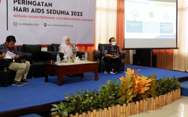 Thumbnail Narasumber Seminar Hari AIDS Sedunia memberikan penjelasan kepada para peserta. (Foto: dok Panitia)