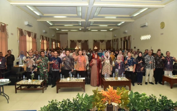 Thumbnail Seminar peringatan Hari AIDS Sedunia dihadiri Bupati Lamongan Yuhronur Effendi dan para peserta. (Foto: dok Panitia)