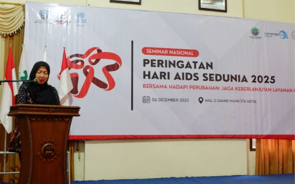 Thumbnail Ketua HIPPHA Jatim Lilyana Maria Magareta Halim saat memberikan sambutan pada acara peringatan Hari AIDS Sedunia di Lamongan. (Foto: dok Pribadi)
