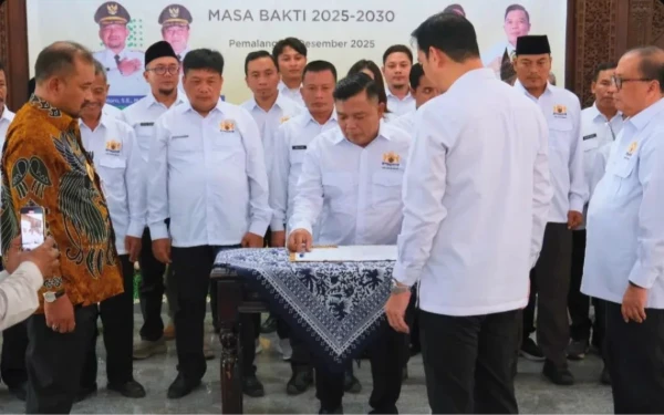 Thumbnail Berita - Kadin Pemalang 2025-2030 Resmi Dikukuhkan, Bupati Anom Harap Perkuat Sinergi Majukan Ekonomi Daerah