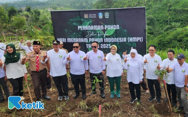 Thumbnail Berita - Gubernur Khofifah Gaungkan Harmony With Disaster, Galakkan Menanam Pohon dan Sedekah Oksigen