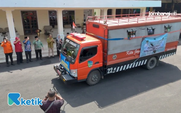 Thumbnail Berita - Bupati Jombang Warsubi Lepas Bantuan Kemanusiaan untuk Korban Bencana Sumatera