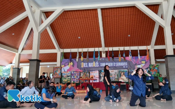 Thumbnail Berita - Teater SMKN 12 Surabaya Tampilkan 'Apa Hayooo?' di Dies Natalis, Angkat Isu Gadget hingga Pergaulan Bebas