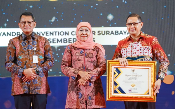 Thumbnail Berita - Gubernur Khofifah Serahkan Penghargaan Layanan Publik dan Kinerja 2025