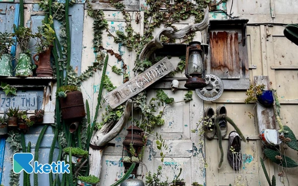 Thumbnail Barang bekas yang didaur ulang menjadi dekorasi di Retrorika Kafe. (Foto: Lutf/Ketik.com)