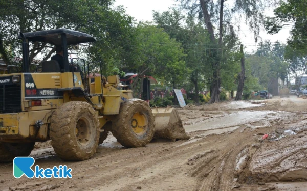 Thumbnail Berita - Pemkot Langsa Kerahkan Alat Berat Tangani Lumpur dan Sampah