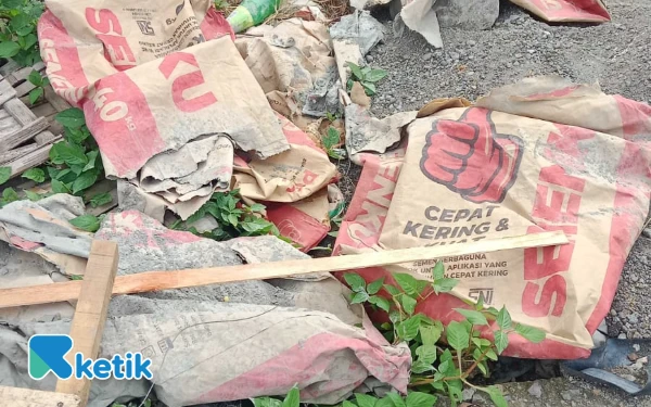 Thumbnail Berita - Semen Ekonomis Ditemukan di Lokasi Proyek Jembatan PUPR Jombang, Mutu Konstruksi Dipertanyakan