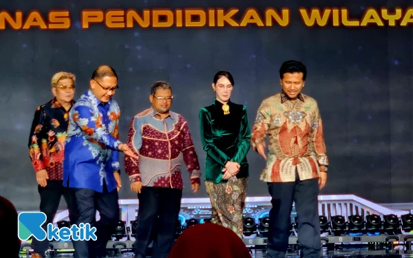 Thumbnail Berita - Tol Prosiwangi Libur Nataru Gratis! Emil Dardak Inginkan Tak Sekadar Fungsional, Tapi Full Operasi