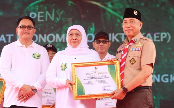 Thumbnail Berita - Ketua Kwarda Jatim Arum Sabil Terima Penghargaan Dharma Pembentukan Karakter Generasi Muda