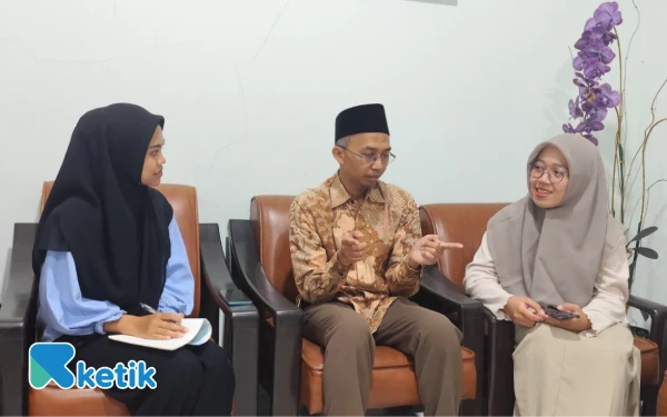 Thumbnail Berita - Kisah Halimi Zuhdy Dosen Humaniora UIN Malang: dari Nilai 'D' Menuju Puncak Karier, Resep Ampuh untuk Mahasiswa Pantang Menyerah