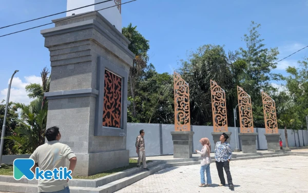 Thumbnail Berita - Komisi C DPRD Jombang Sidak Tugu Rp1 Miliar yang Rontok