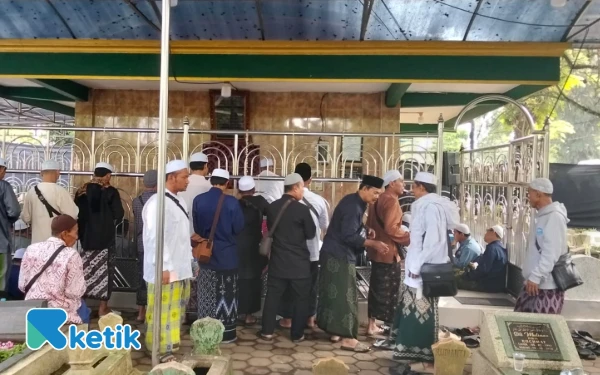 Thumbnail Berita - Ribuan Peserta Hadiri Haul Imamain 2025 di TPU Kasin Malang, Ada Jamaah dari Malaysia dan Singapura