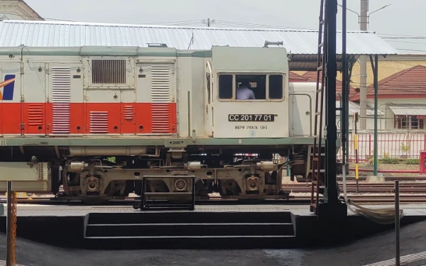 Thumbnail Berita - KA Kertanegara Relasi Malang–Purwokerto Trouble di Kediri, KAI Daop 7 Madiun Minta Maaf