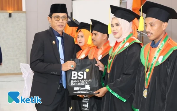 Thumbnail Berita - BSI KCP Bacan Hadiahkan Tabungan Emas untuk Wisudawan UNSAN, Edukasi Investasi Lawan Judi Online