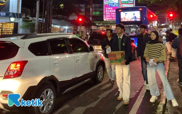 Thumbnail Berita - Tanpa Pengeras Suara, Mahasiswa PMII UIN Malang Tetap Bertahan Galang Dana untuk Korban Sumatera