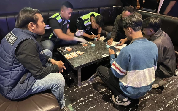 Thumbnail Berita - Cipta Kondisi Jelang Nataru, Satresnarkoba Polres Kediri Kota Razia Tempat Hiburan Malam