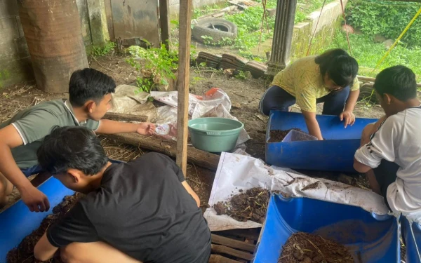 Thumbnail Berita - Ubah Sampah Dapur Jadi Bernilai, Mahasiswa UNESA Terapkan Budidaya Maggot BSF di Desa Wiyu