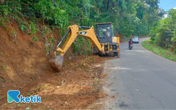 Thumbnail Berita - Perapihan Bahu Jalan Aweh‑Cikapek, DPUPR Lebak Fokus Kenyamanan dan Keselamatan Pengguna