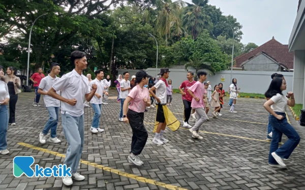 Thumbnail Berita - Gabungkan Olahraga dan Kepedulian, Zumba Time Warnai Love 4 Indonesia di Jalan Ijen Malang