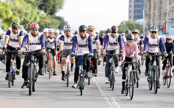 Thumbnail Berita - Amsakar-Li Claudia Gowes Bersama 2.826 Pesepeda dalam Kegiatan Batam Bersepeda