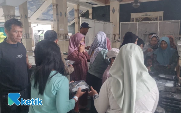 Thumbnail Berita - Hujan Tak Hentikan Langkah Komunitas Sejoli dan Ketik.com Berbagi Sarapan bagi Penunggu Pasien RSUP Dr Sardjito