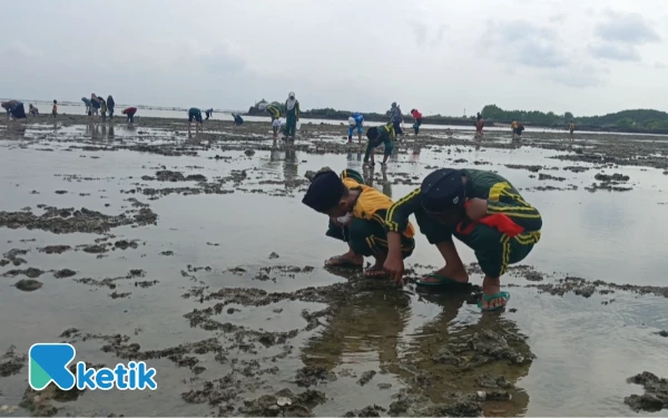 Thumbnail Berita - Seru! 100 Siswa MI Al Khoiriyah 2 Gresik Lomba Cari Kerang di Pantai, Lestarikan Budaya Lokal Bonus Hadiah