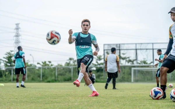 Thumbnail Berita - Uston Nawawi Ungkap Kekurangan Persebaya Sebelum Lawan Borneo FC