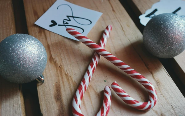 Thumbnail Berita - Bukan Sekadar Permen! Mengungkap Sejarah dan Simbolisme Candy Cane, Ikon Manis Natal dari Jerman