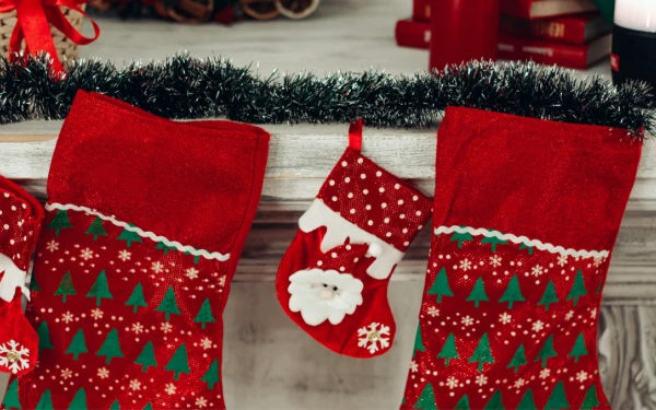 Thumbnail Berita - Bukan Sekadar Dekorasi: Menguak Sejarah dan Makna Simbolik Christmas Stocking di Balik Hadiah Natal