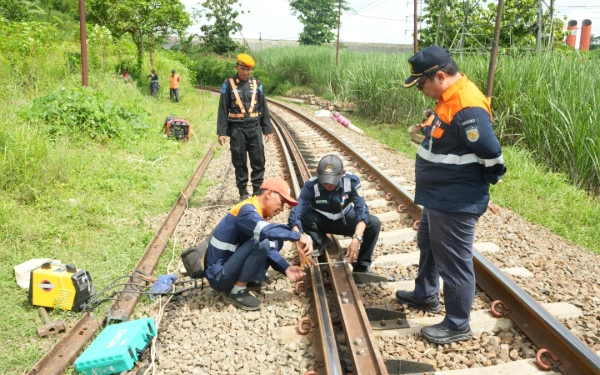 Thumbnail Berita - Siaga Cuaca Ekstrem Nataru! KAI Daop 8 Surabaya Turunkan 138 Petugas Ekstra Amankan Jalur Kereta