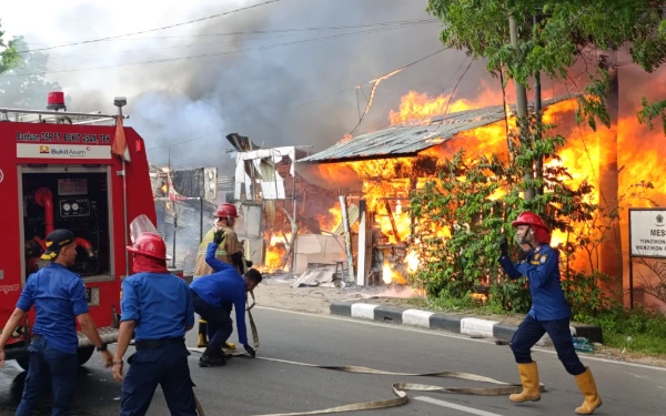 Thumbnail Berita - Diduga Berawal dari Aktivitas Memasak, Delapan Kios di Talang Kerangga Palembang Hangus