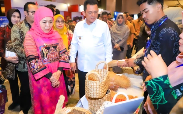 Thumbnail Berita - Gubernur Khofifah Genjot Ekspor, Pakar Ekonomi Unair Ingatkan PR Besar Jatim: Jangan Lengah!