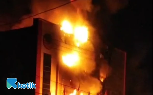 Thumbnail Berita - Breaking News! Toko Top Senyum 500 di Km 9 Terbakar, Ini Kata Saksi di TKP