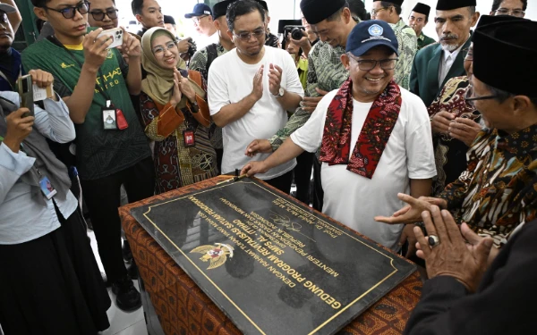 Thumbnail Berita - Mendikdasmen Apresiasi Revitalisasi Cepat SMP Al-Ittihad Sampang, Perluas Akses Pendidikan Bermutu