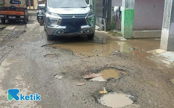Thumbnail Berita - Jalan Bhakti Manunggal Rangkasbitung di Lebak Rusak Parah, Warga Minta Segera Diperbaiki