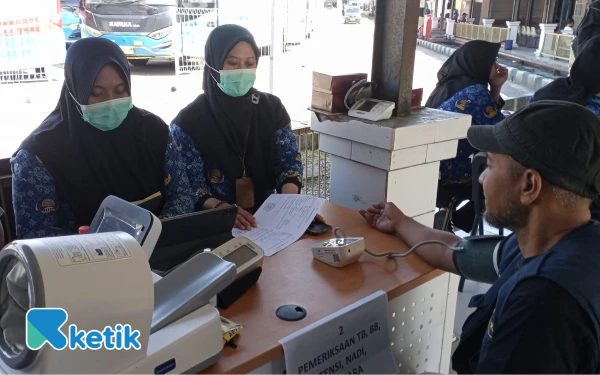 Thumbnail Berita - Cerita Sopir Bus di Terminal Arjosari Malang, Rutin Cek Kesehatan Demi Keselamatan Penumpang Nataru
