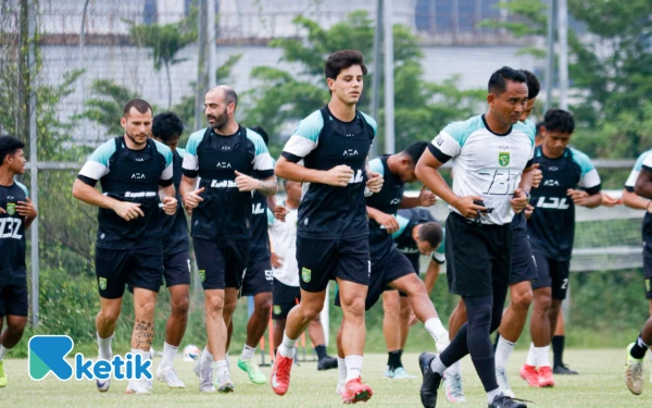 Thumbnail Berita - Pelatih Persebaya Tak Kunjung Tiba, Uston Nawawi Minta Pemain Fokus Lawan Borneo FC