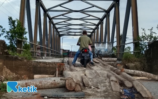 Thumbnail Berita - Prakarsa Kades, Walau Berbekal Batang Kelapa Jembatan Suka Makmur Aceh Singkil Sudah Bisa Dilalui