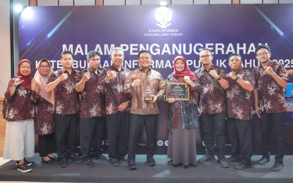 Thumbnail Berita - Pemkab Tegal Raih Predikat Informatif pada KIP Award Jateng 2025, Bupati: Dorongan untuk Tingkatkan Transparansi