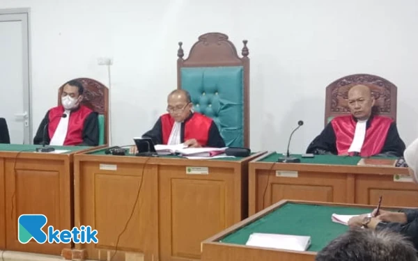 Thumbnail Berita - Pembunuhan di Kertapati, Ayah dan Anak Digiring ke Penjara 15 Tahun, Jaksa Masih Pikir-Pikir