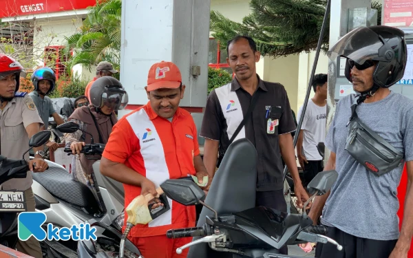 Thumbnail Berita - Listrik Nyala! Stok BBM di SPBU Keude Paya Abdya Aman, Antrean Panjang Mulai Berkurang
