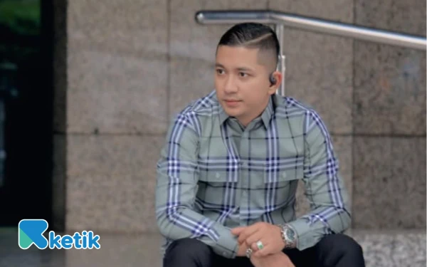 Thumbnail Berita - Laki-Laki yang Menyembunyikan Beban: Kisah di Balik Pundak yang Kuat