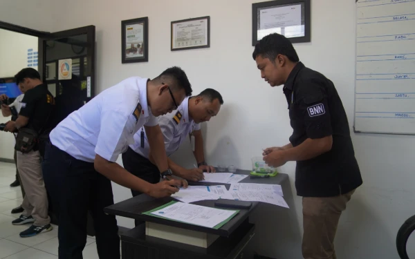 Thumbnail Berita - Pastikan Steril Narkoba, KAI Daop 7 Madiun Tes Urine Pegawai Secara Acak